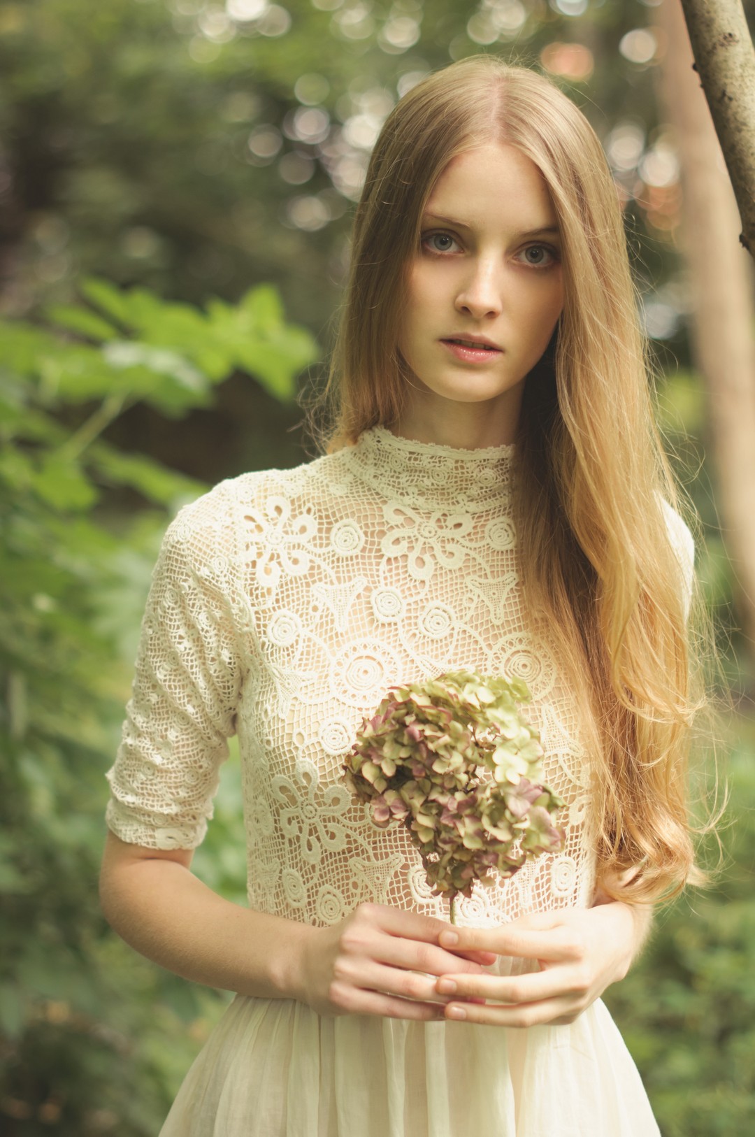 13-white-dress-retro-details-portrait
