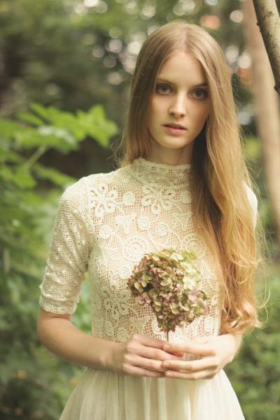 13-white-dress-retro-details-portrait