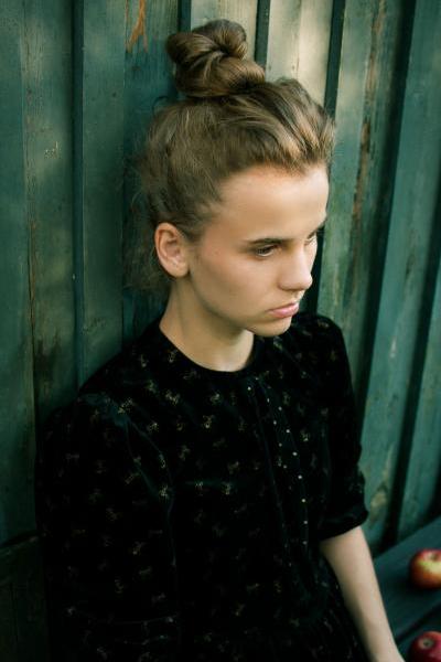 14-black-dress-vintage-girl-portrait